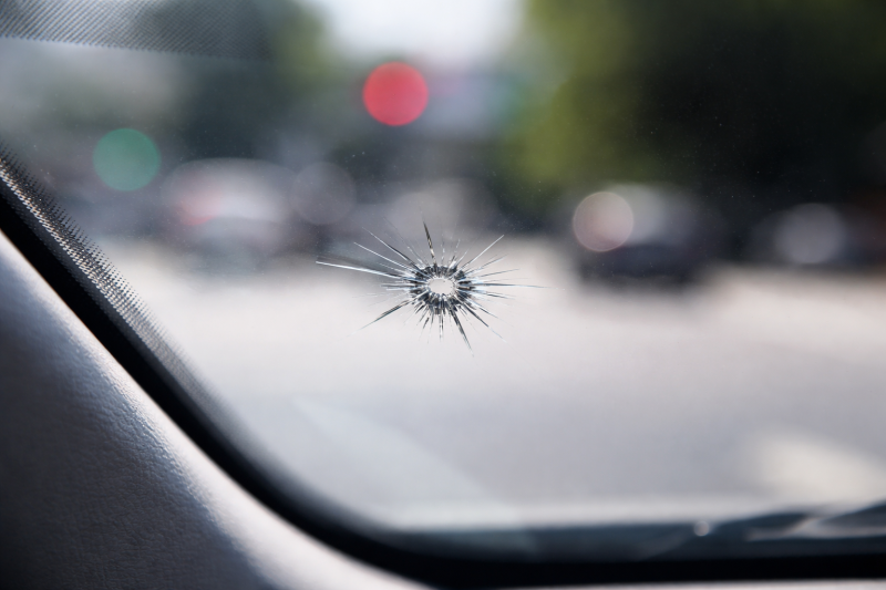 Froid, chaleur, climatisation : pourquoi les fissures de pare-brise s’agrandissent ?